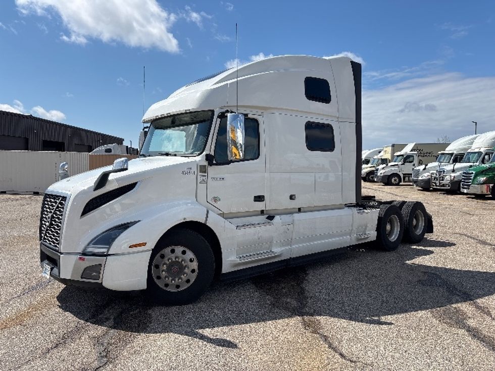 Sleeper Tractor-Heavy Duty Tractors-Volvo-2022-VNL64860-Lansing-MI-719,421\n\t\tmiles-$ 52,250 - Image 3