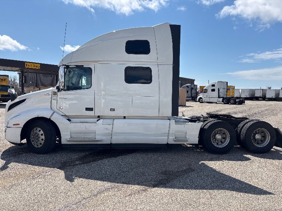 Sleeper Tractor-Heavy Duty Tractors-Volvo-2022-VNL64860-Lansing-MI-719,421\n\t\tmiles-$ 52,250 - Image 4