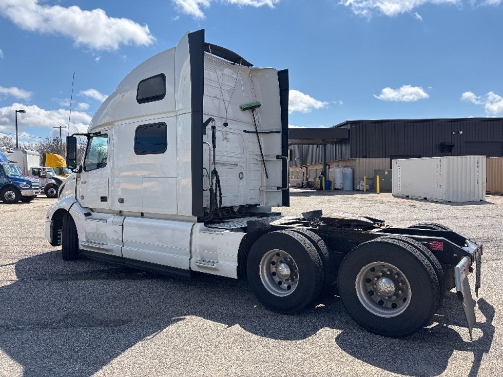 Sleeper Tractor-Heavy Duty Tractors-Volvo-2022-VNL64860-Lansing-MI-719,421\n\t\tmiles-$ 52,250 - Image 5