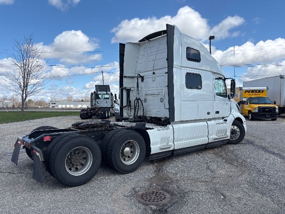 Sleeper Tractor-Heavy Duty Tractors-Volvo-2022-VNL64860-Lansing-MI-719,421\n\t\tmiles-$ 52,250 - Image 7