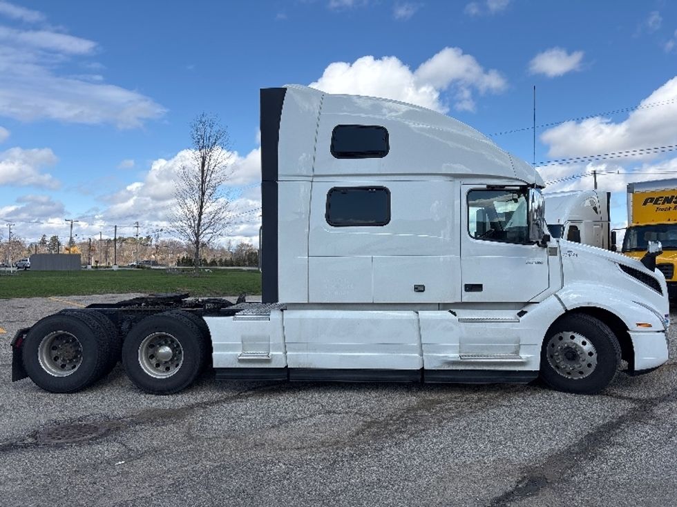 Sleeper Tractor-Heavy Duty Tractors-Volvo-2022-VNL64860-Lansing-MI-719,421\n\t\tmiles-$ 52,250 - Image 8