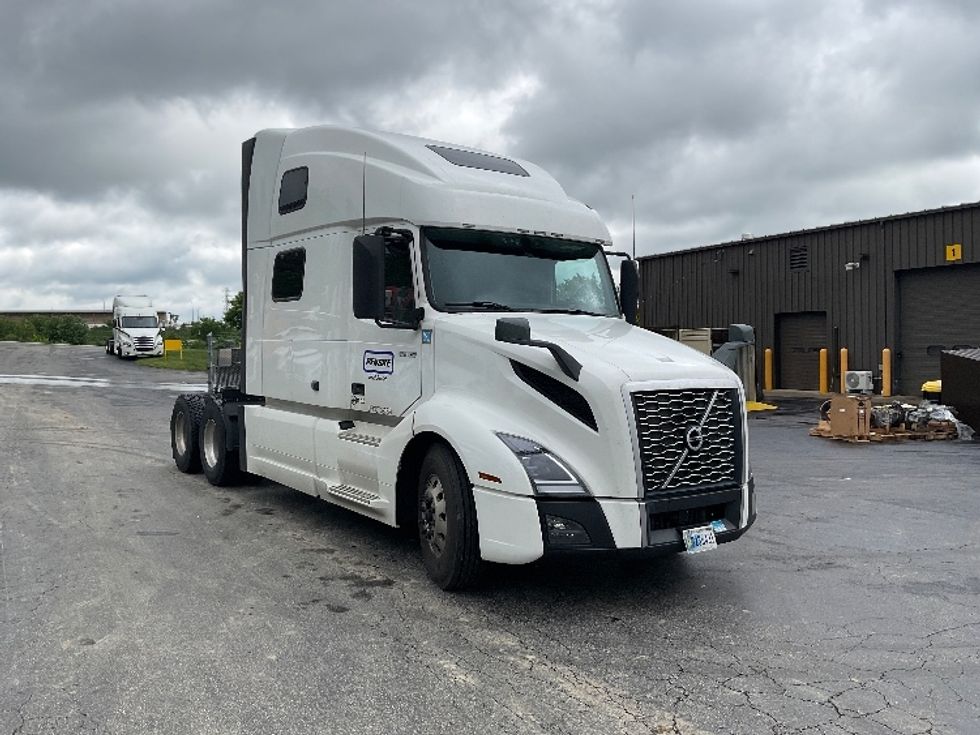 Sleeper Tractor-Heavy Duty Tractors-Volvo-2022-VNL64860-Mount Pleasant-PA-443,421\n\t\tmiles-$ 85,250 - Image 1