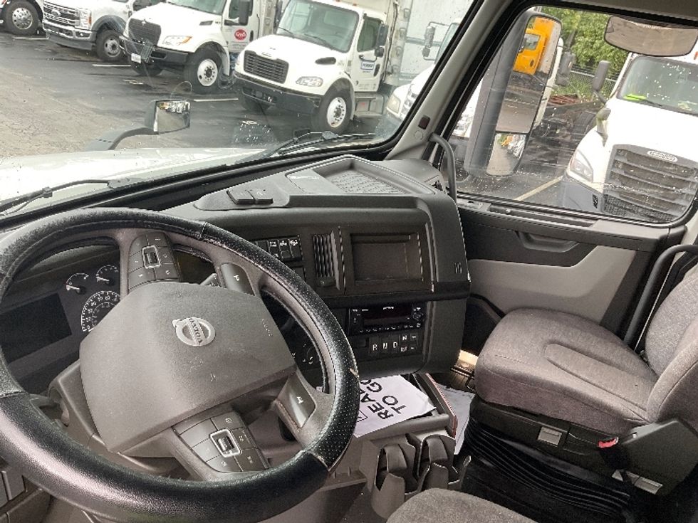 Sleeper Tractor-Heavy Duty Tractors-Volvo-2022-VNL64860-Mount Pleasant-PA-443,421\n\t\tmiles-$ 85,250 - Image 10