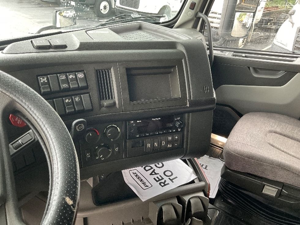 Sleeper Tractor-Heavy Duty Tractors-Volvo-2022-VNL64860-Mount Pleasant-PA-443,421\n\t\tmiles-$ 85,250 - Image 12