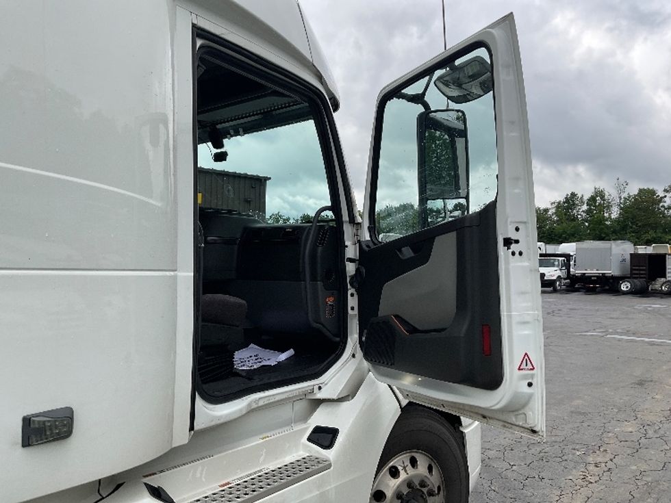 Sleeper Tractor-Heavy Duty Tractors-Volvo-2022-VNL64860-Mount Pleasant-PA-443,421\n\t\tmiles-$ 85,250 - Image 13