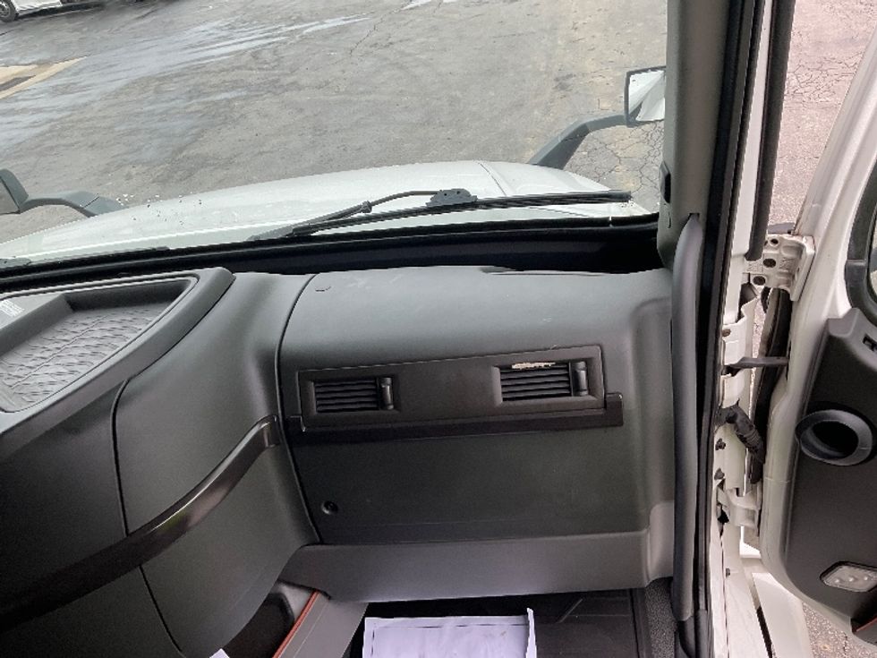 Sleeper Tractor-Heavy Duty Tractors-Volvo-2022-VNL64860-Mount Pleasant-PA-443,421\n\t\tmiles-$ 85,250 - Image 14