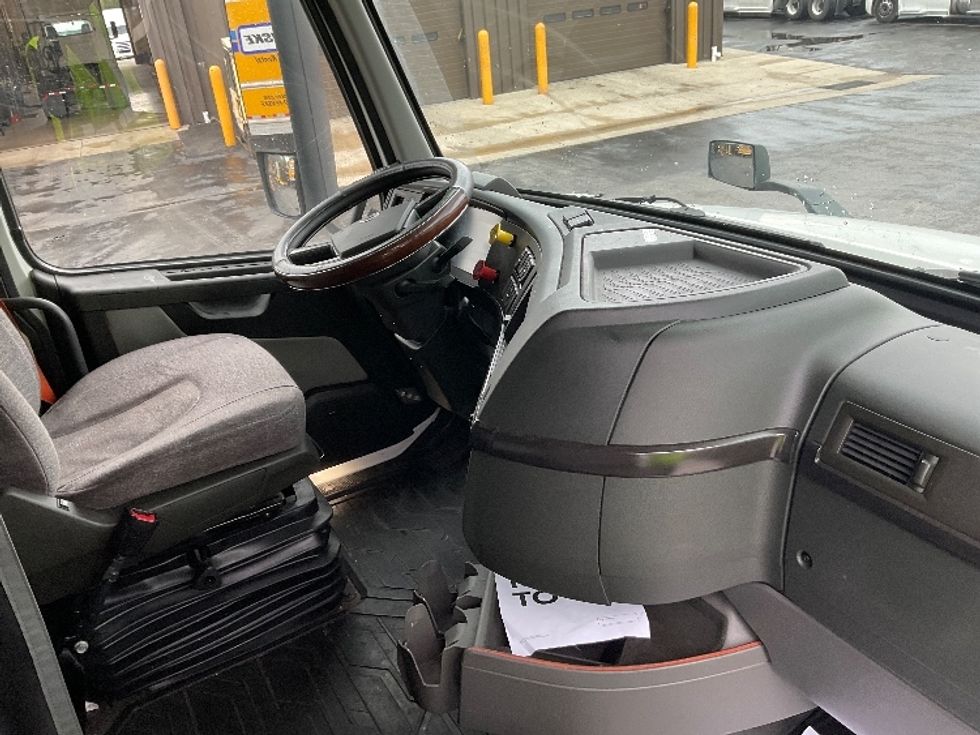 Sleeper Tractor-Heavy Duty Tractors-Volvo-2022-VNL64860-Mount Pleasant-PA-443,421\n\t\tmiles-$ 85,250 - Image 15