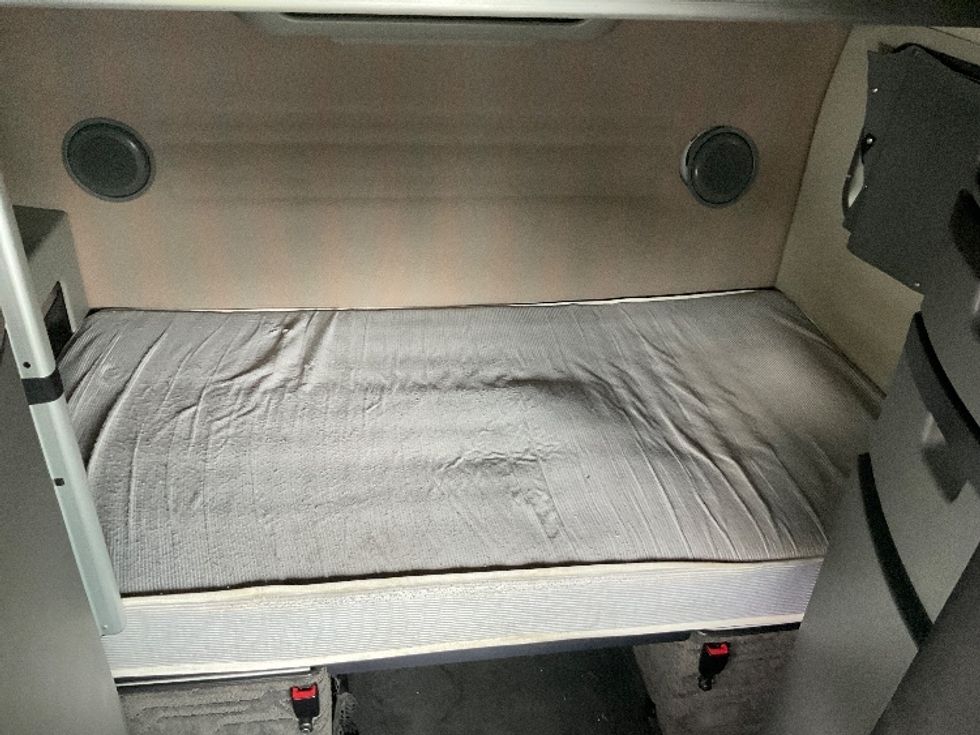 Sleeper Tractor-Heavy Duty Tractors-Volvo-2022-VNL64860-Mount Pleasant-PA-443,421\n\t\tmiles-$ 85,250 - Image 16