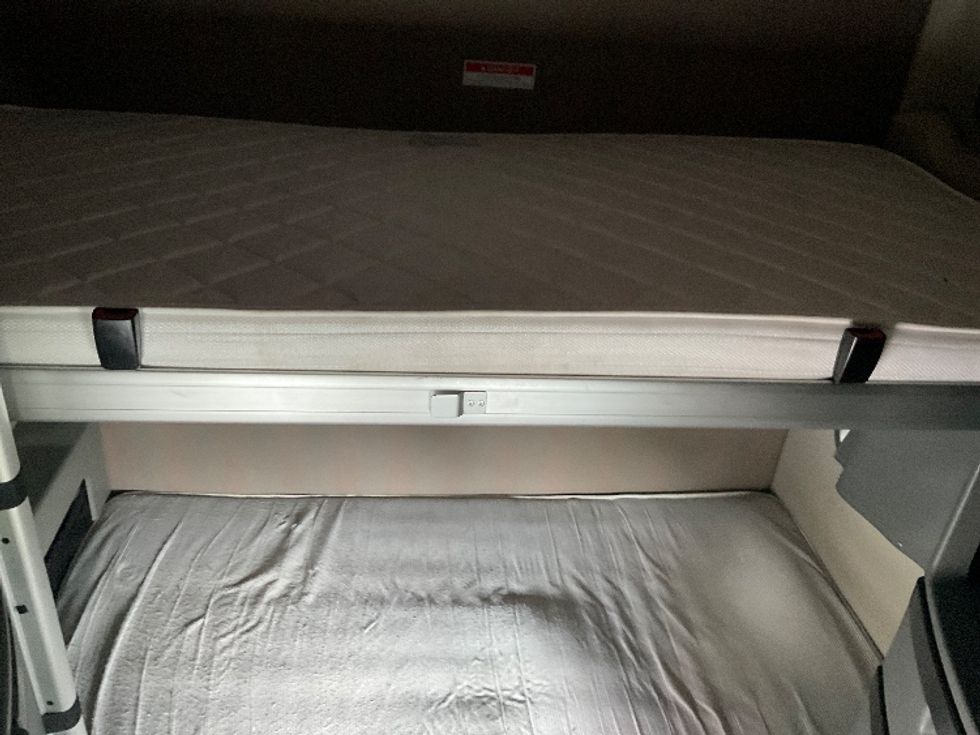 Sleeper Tractor-Heavy Duty Tractors-Volvo-2022-VNL64860-Mount Pleasant-PA-443,421\n\t\tmiles-$ 85,250 - Image 17