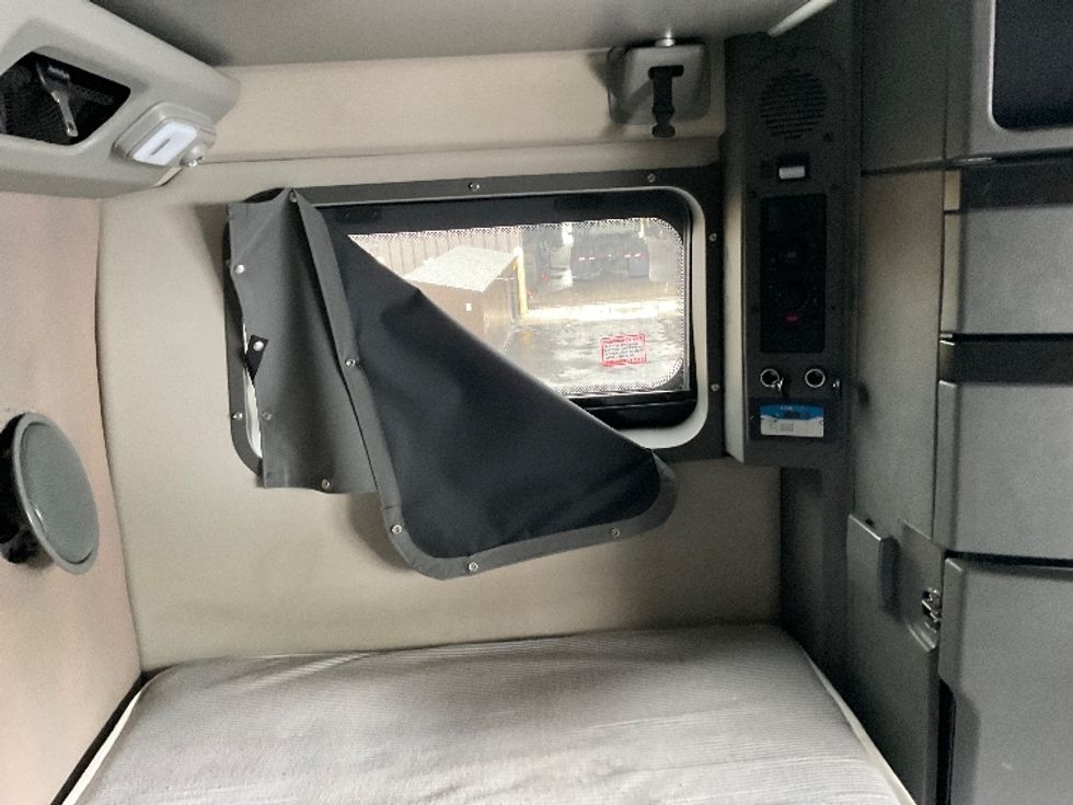 Sleeper Tractor-Heavy Duty Tractors-Volvo-2022-VNL64860-Mount Pleasant-PA-443,421\n\t\tmiles-$ 85,250 - Image 18