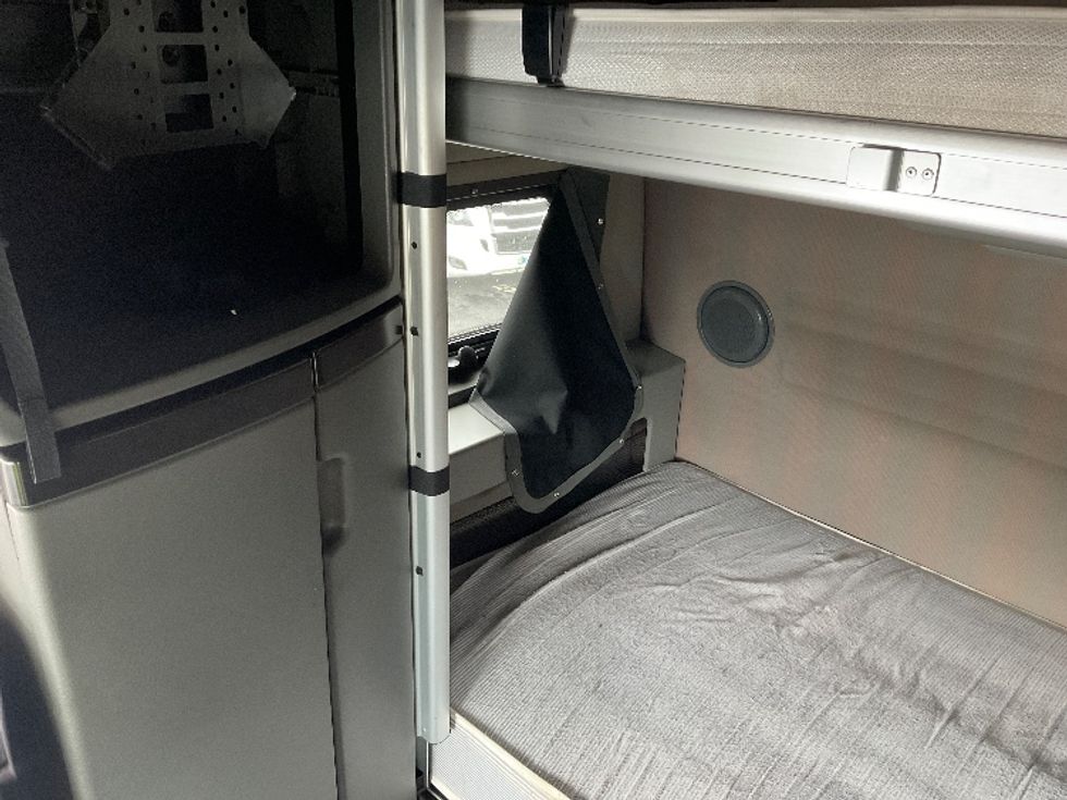 Sleeper Tractor-Heavy Duty Tractors-Volvo-2022-VNL64860-Mount Pleasant-PA-443,421\n\t\tmiles-$ 85,250 - Image 19