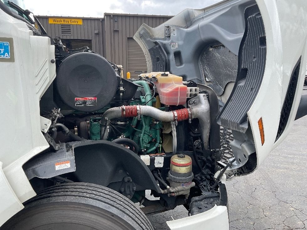 Sleeper Tractor-Heavy Duty Tractors-Volvo-2022-VNL64860-Mount Pleasant-PA-443,421\n\t\tmiles-$ 85,250 - Image 20