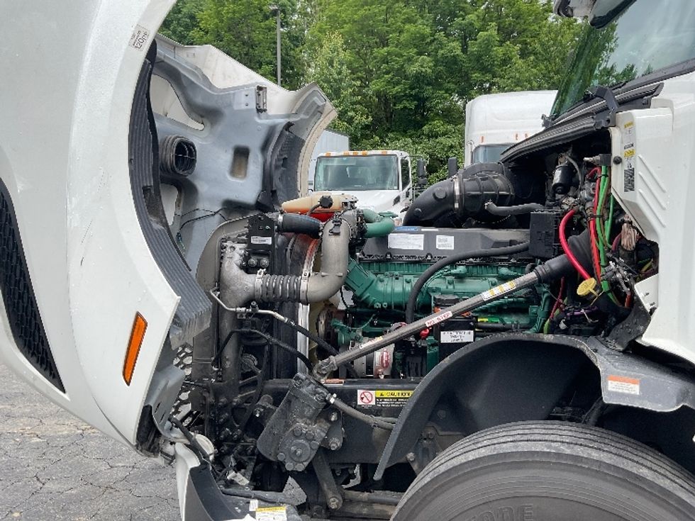 Sleeper Tractor-Heavy Duty Tractors-Volvo-2022-VNL64860-Mount Pleasant-PA-443,421\n\t\tmiles-$ 85,250 - Image 21