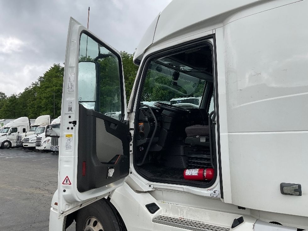 Sleeper Tractor-Heavy Duty Tractors-Volvo-2022-VNL64860-Mount Pleasant-PA-443,421\n\t\tmiles-$ 85,250 - Image 9