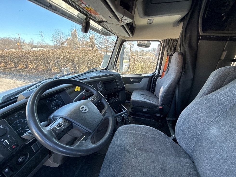 Sleeper Tractor-Heavy Duty Tractors-Volvo-2022-VNL64860-Nashville-TN-581,991\n\t\tmiles-$ 80,000 - Image 10