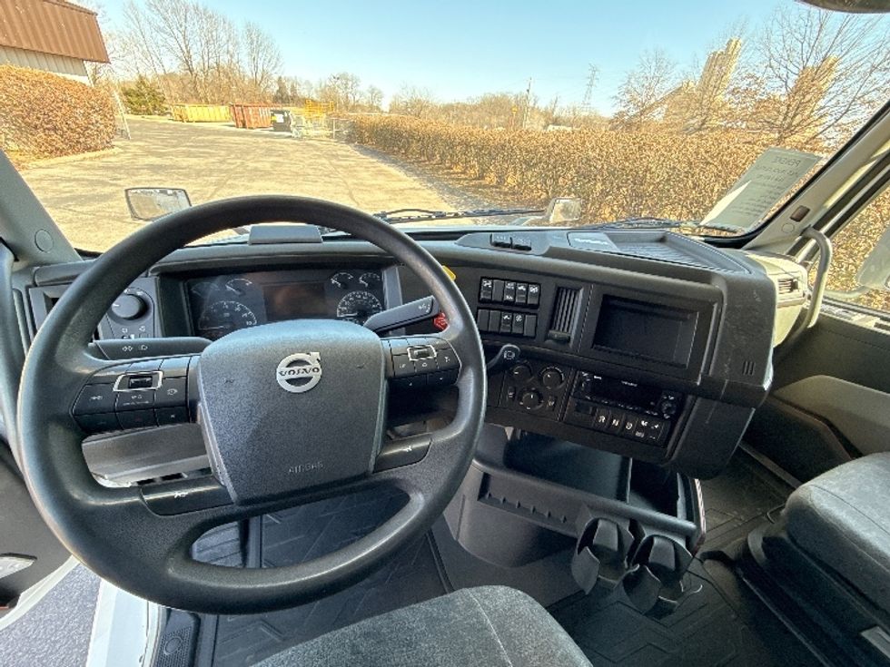 Sleeper Tractor-Heavy Duty Tractors-Volvo-2022-VNL64860-Nashville-TN-581,991\n\t\tmiles-$ 80,000 - Image 11