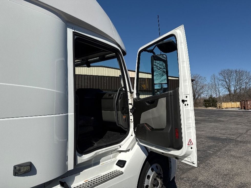 Sleeper Tractor-Heavy Duty Tractors-Volvo-2022-VNL64860-Nashville-TN-581,991\n\t\tmiles-$ 80,000 - Image 13