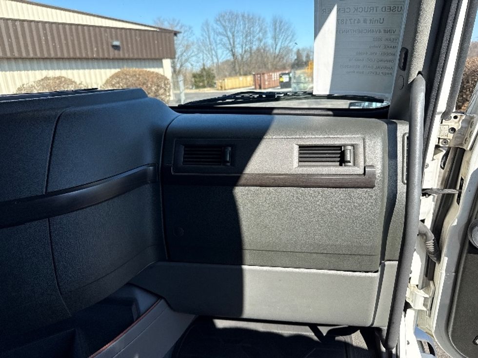 Sleeper Tractor-Heavy Duty Tractors-Volvo-2022-VNL64860-Nashville-TN-581,991\n\t\tmiles-$ 80,000 - Image 14
