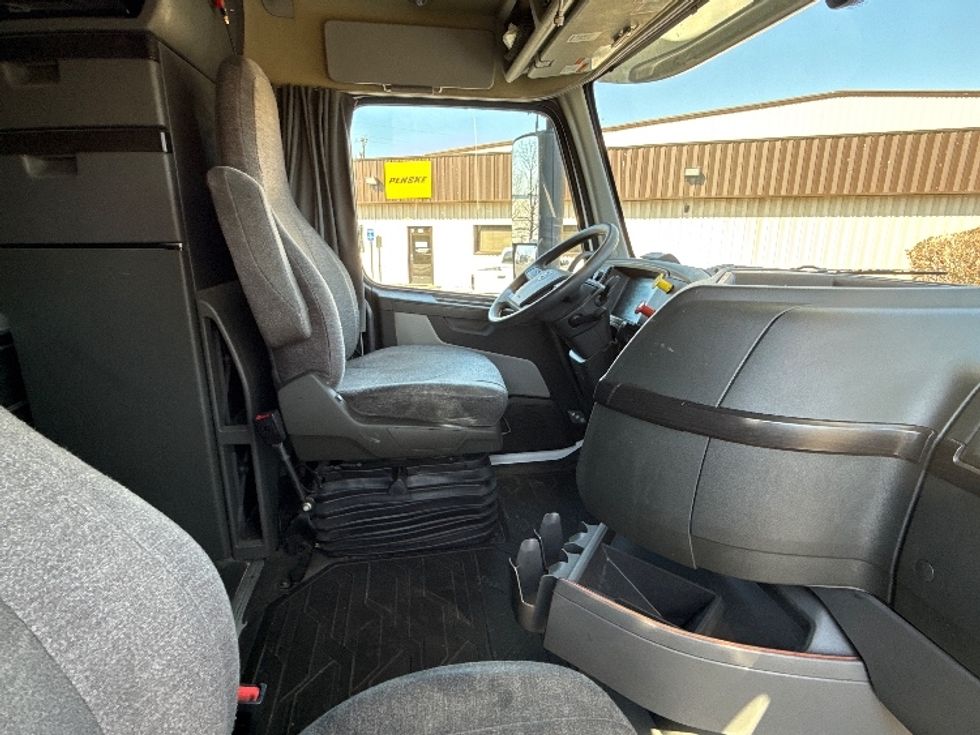 Sleeper Tractor-Heavy Duty Tractors-Volvo-2022-VNL64860-Nashville-TN-581,991\n\t\tmiles-$ 80,000 - Image 15