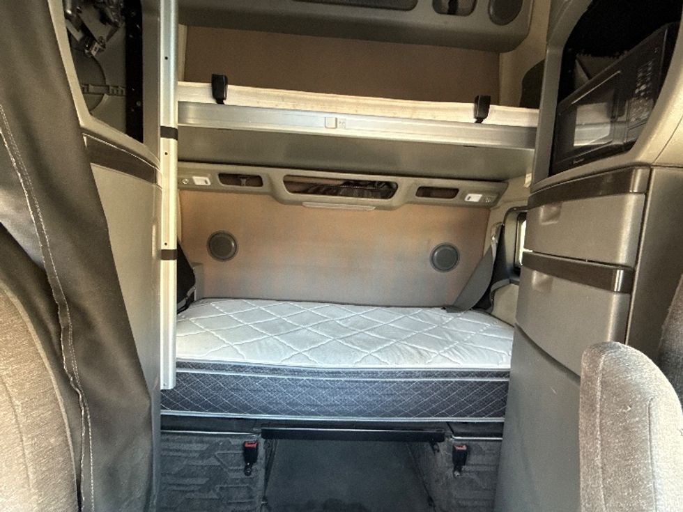 Sleeper Tractor-Heavy Duty Tractors-Volvo-2022-VNL64860-Nashville-TN-581,991\n\t\tmiles-$ 80,000 - Image 16