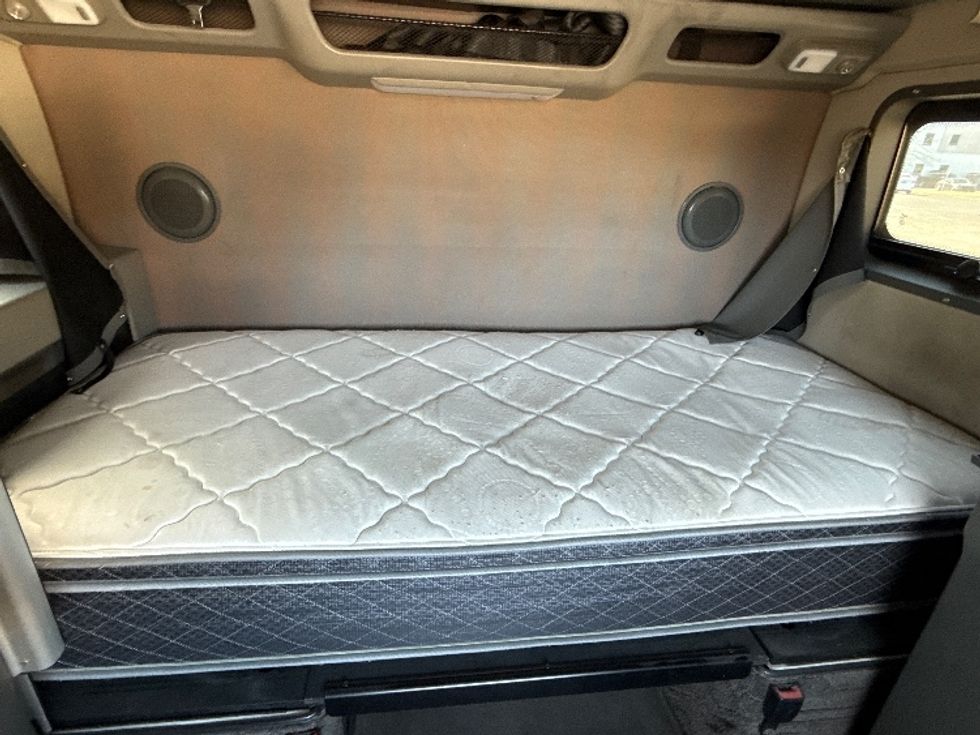 Sleeper Tractor-Heavy Duty Tractors-Volvo-2022-VNL64860-Nashville-TN-581,991\n\t\tmiles-$ 80,000 - Image 17