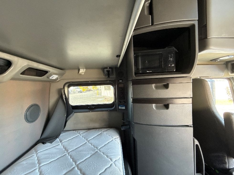 Sleeper Tractor-Heavy Duty Tractors-Volvo-2022-VNL64860-Nashville-TN-581,991\n\t\tmiles-$ 80,000 - Image 18