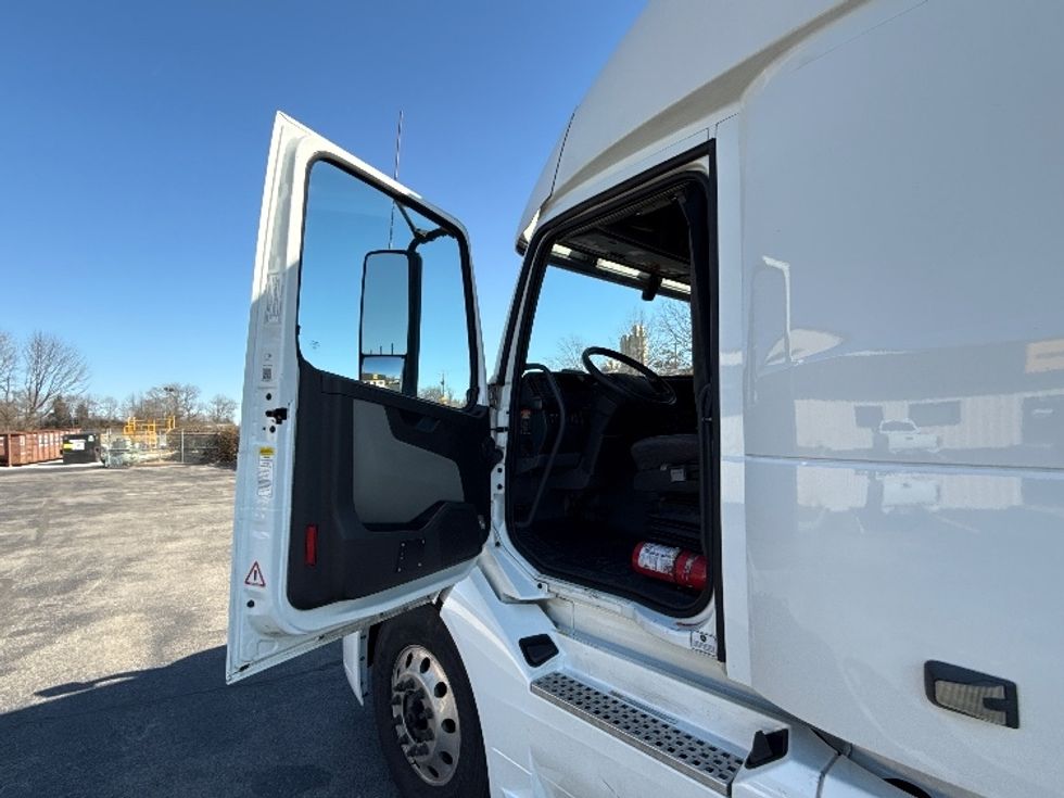 Sleeper Tractor-Heavy Duty Tractors-Volvo-2022-VNL64860-Nashville-TN-581,991\n\t\tmiles-$ 80,000 - Image 9