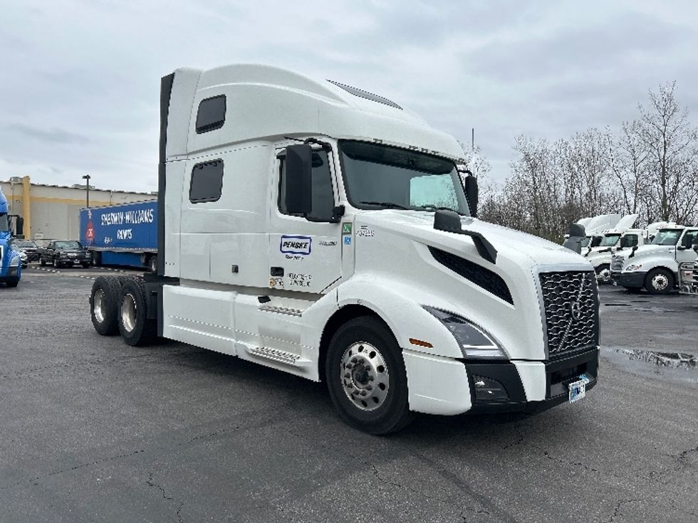 Sleeper Tractor-Heavy Duty Tractors-Volvo-2022-VNL64860-Obetz-OH-386,468\n\t\tmiles-$ 89,750 - Image 1