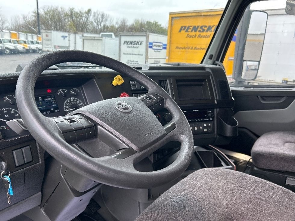 Sleeper Tractor-Heavy Duty Tractors-Volvo-2022-VNL64860-Obetz-OH-386,468\n\t\tmiles-$ 89,750 - Image 10