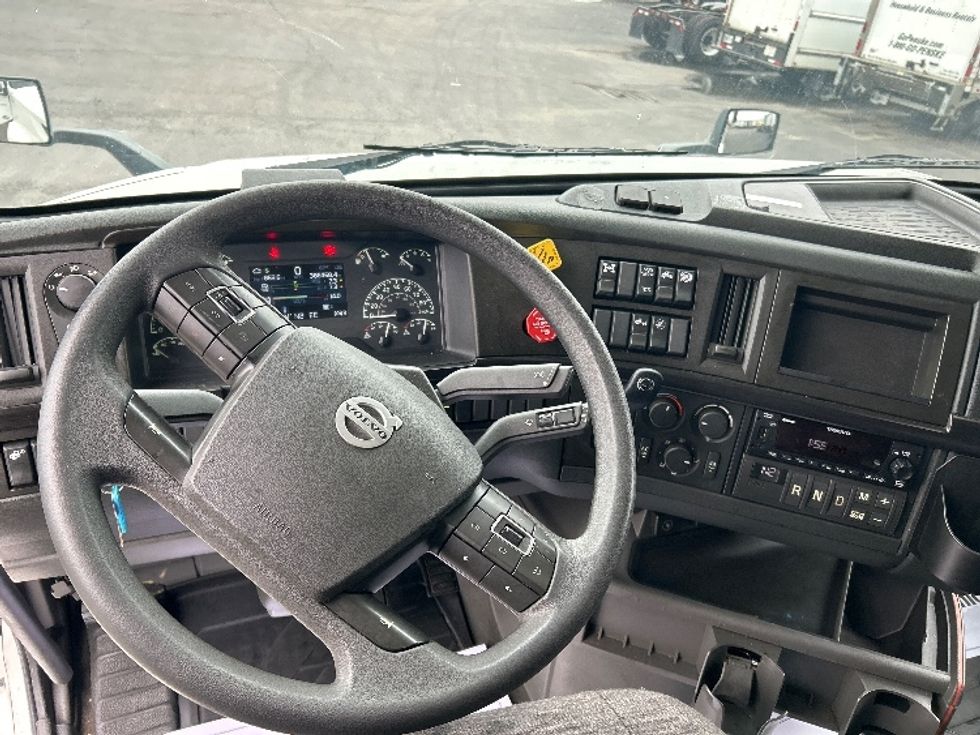 Sleeper Tractor-Heavy Duty Tractors-Volvo-2022-VNL64860-Obetz-OH-386,468\n\t\tmiles-$ 89,750 - Image 11