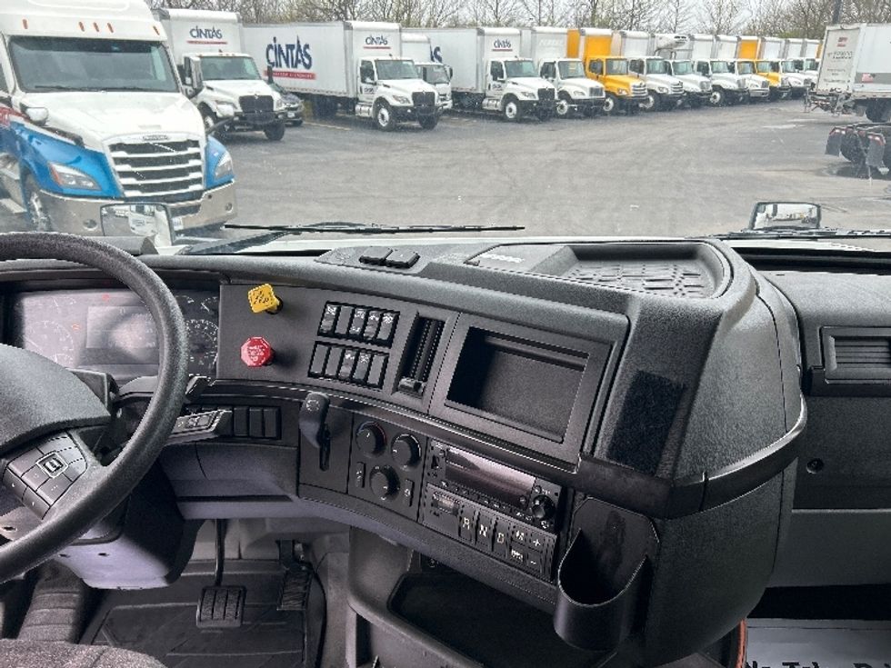 Sleeper Tractor-Heavy Duty Tractors-Volvo-2022-VNL64860-Obetz-OH-386,468\n\t\tmiles-$ 89,750 - Image 12