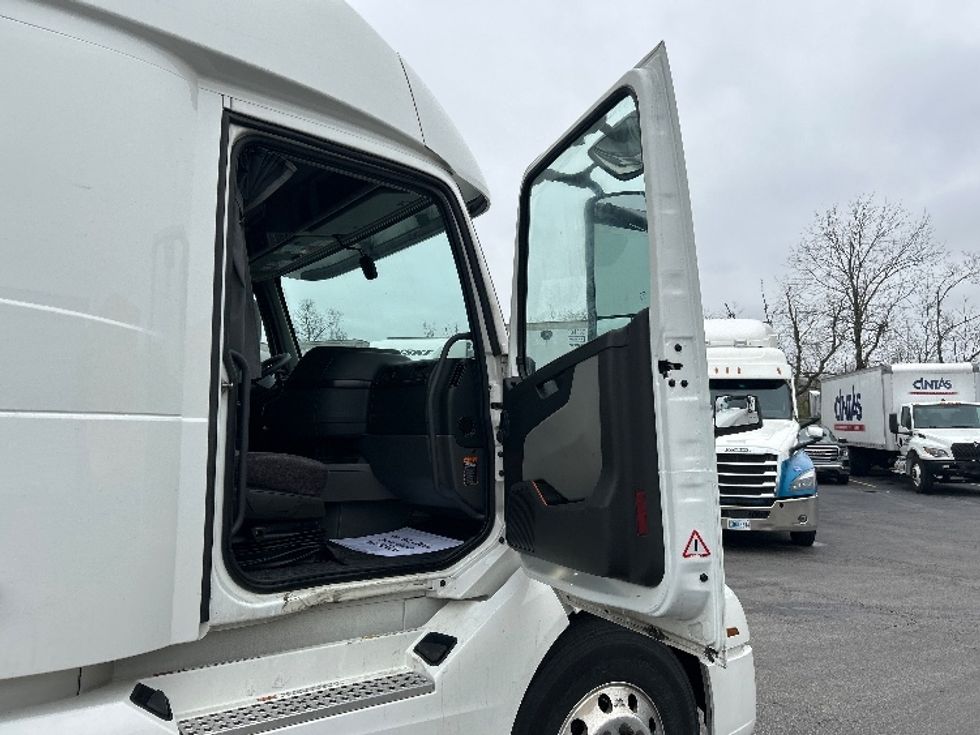 Sleeper Tractor-Heavy Duty Tractors-Volvo-2022-VNL64860-Obetz-OH-386,468\n\t\tmiles-$ 89,750 - Image 13