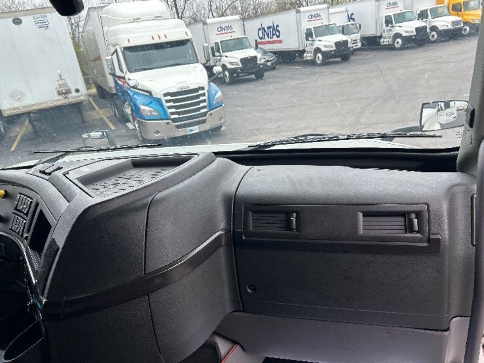 Sleeper Tractor-Heavy Duty Tractors-Volvo-2022-VNL64860-Obetz-OH-386,468\n\t\tmiles-$ 89,750 - Image 14