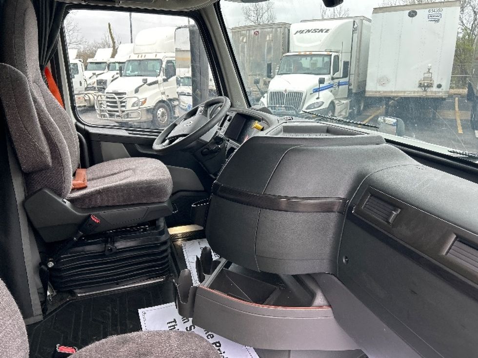 Sleeper Tractor-Heavy Duty Tractors-Volvo-2022-VNL64860-Obetz-OH-386,468\n\t\tmiles-$ 89,750 - Image 15