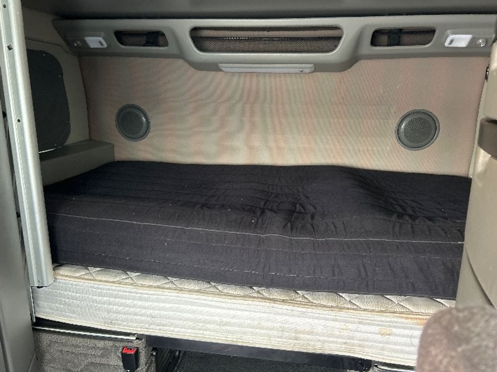 Sleeper Tractor-Heavy Duty Tractors-Volvo-2022-VNL64860-Obetz-OH-386,468\n\t\tmiles-$ 89,750 - Image 16