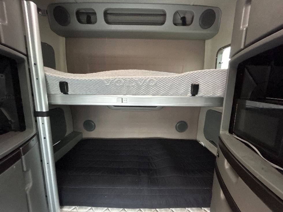 Sleeper Tractor-Heavy Duty Tractors-Volvo-2022-VNL64860-Obetz-OH-386,468\n\t\tmiles-$ 89,750 - Image 17