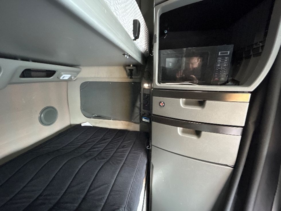 Sleeper Tractor-Heavy Duty Tractors-Volvo-2022-VNL64860-Obetz-OH-386,468\n\t\tmiles-$ 89,750 - Image 18