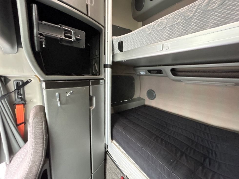 Sleeper Tractor-Heavy Duty Tractors-Volvo-2022-VNL64860-Obetz-OH-386,468\n\t\tmiles-$ 89,750 - Image 19