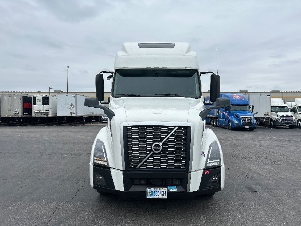 Sleeper Tractor-Heavy Duty Tractors-Volvo-2022-VNL64860-Obetz-OH-386,468\n\t\tmiles-$ 89,750 - Image 2