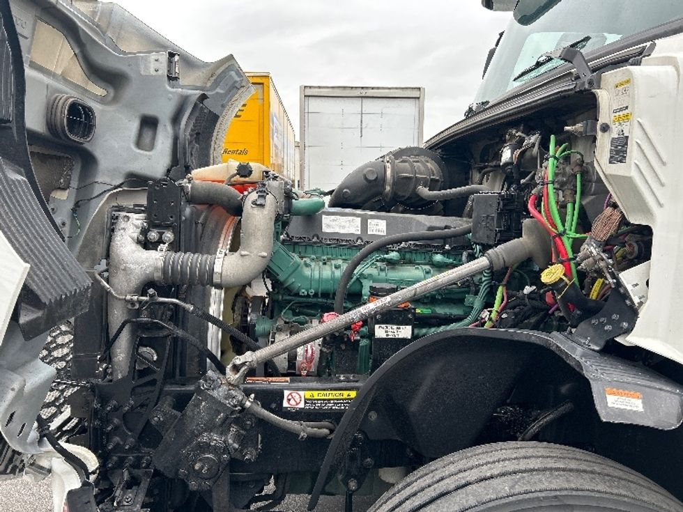 Sleeper Tractor-Heavy Duty Tractors-Volvo-2022-VNL64860-Obetz-OH-386,468\n\t\tmiles-$ 89,750 - Image 21
