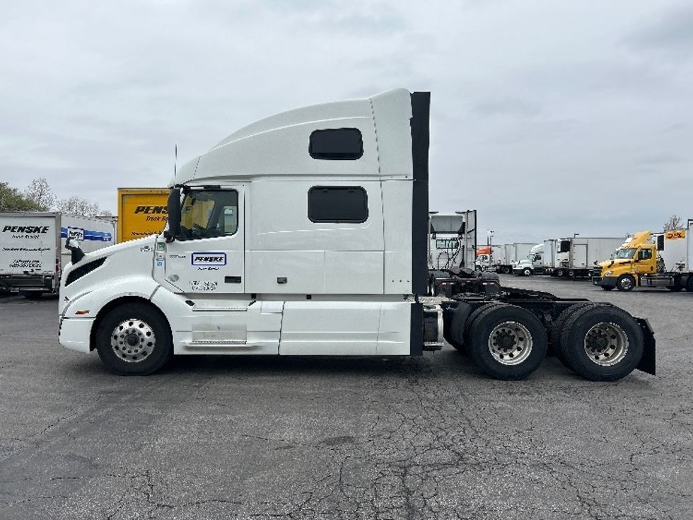 Sleeper Tractor-Heavy Duty Tractors-Volvo-2022-VNL64860-Obetz-OH-386,468\n\t\tmiles-$ 89,750 - Image 4