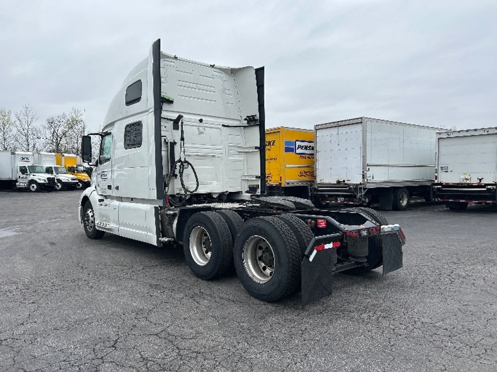 Sleeper Tractor-Heavy Duty Tractors-Volvo-2022-VNL64860-Obetz-OH-386,468\n\t\tmiles-$ 89,750 - Image 5