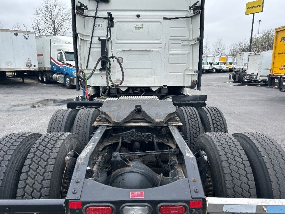 Sleeper Tractor-Heavy Duty Tractors-Volvo-2022-VNL64860-Obetz-OH-386,468\n\t\tmiles-$ 89,750 - Image 6