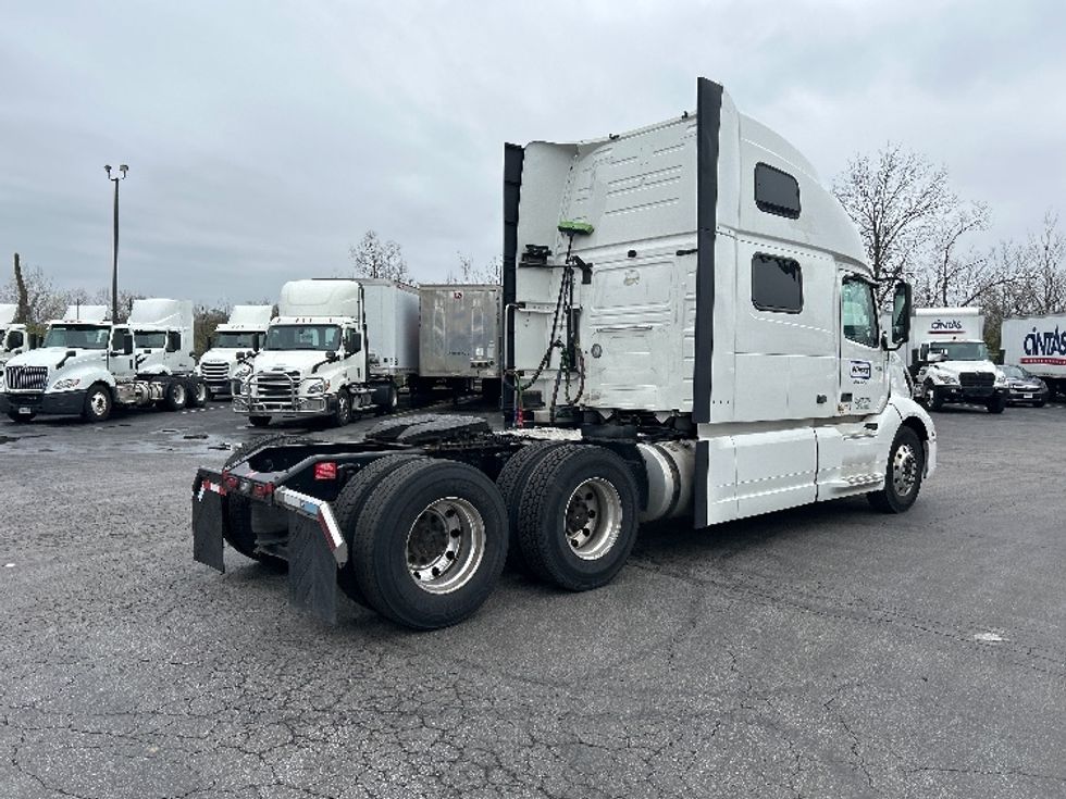 Sleeper Tractor-Heavy Duty Tractors-Volvo-2022-VNL64860-Obetz-OH-386,468\n\t\tmiles-$ 89,750 - Image 7