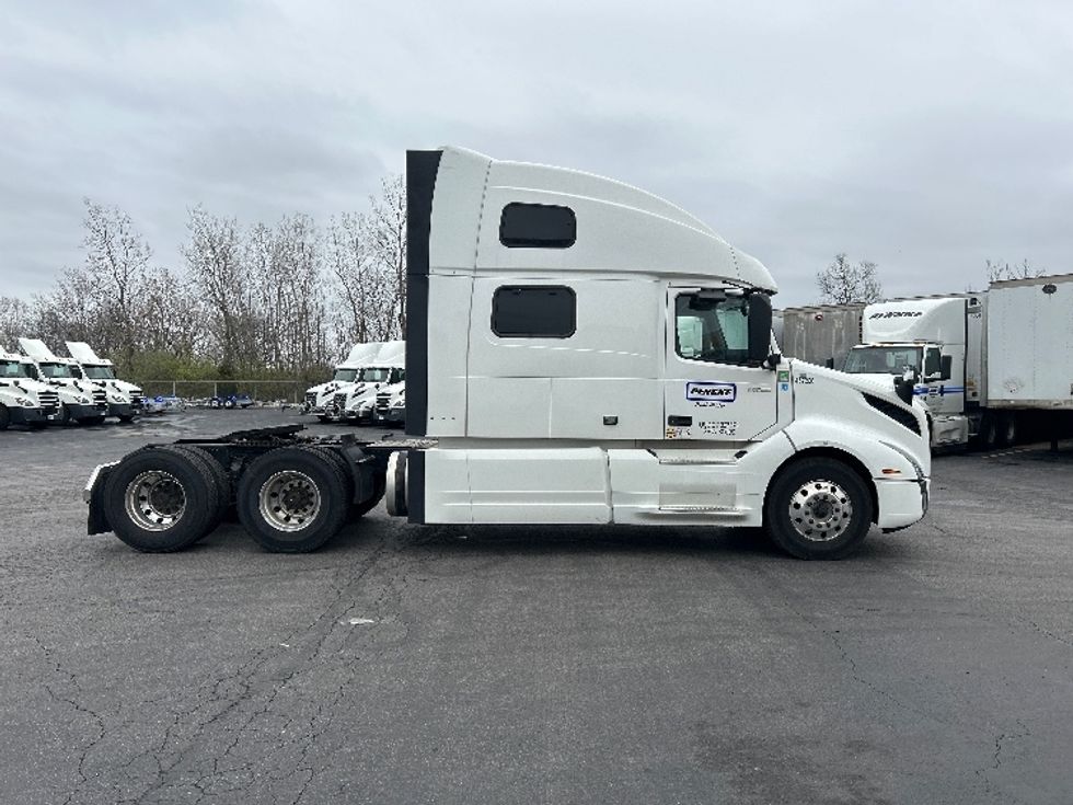 Sleeper Tractor-Heavy Duty Tractors-Volvo-2022-VNL64860-Obetz-OH-386,468\n\t\tmiles-$ 89,750 - Image 8