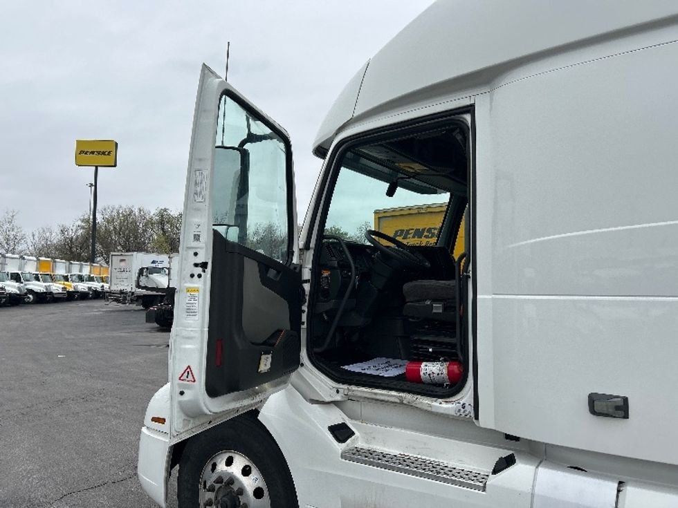 Sleeper Tractor-Heavy Duty Tractors-Volvo-2022-VNL64860-Obetz-OH-386,468\n\t\tmiles-$ 89,750 - Image 9