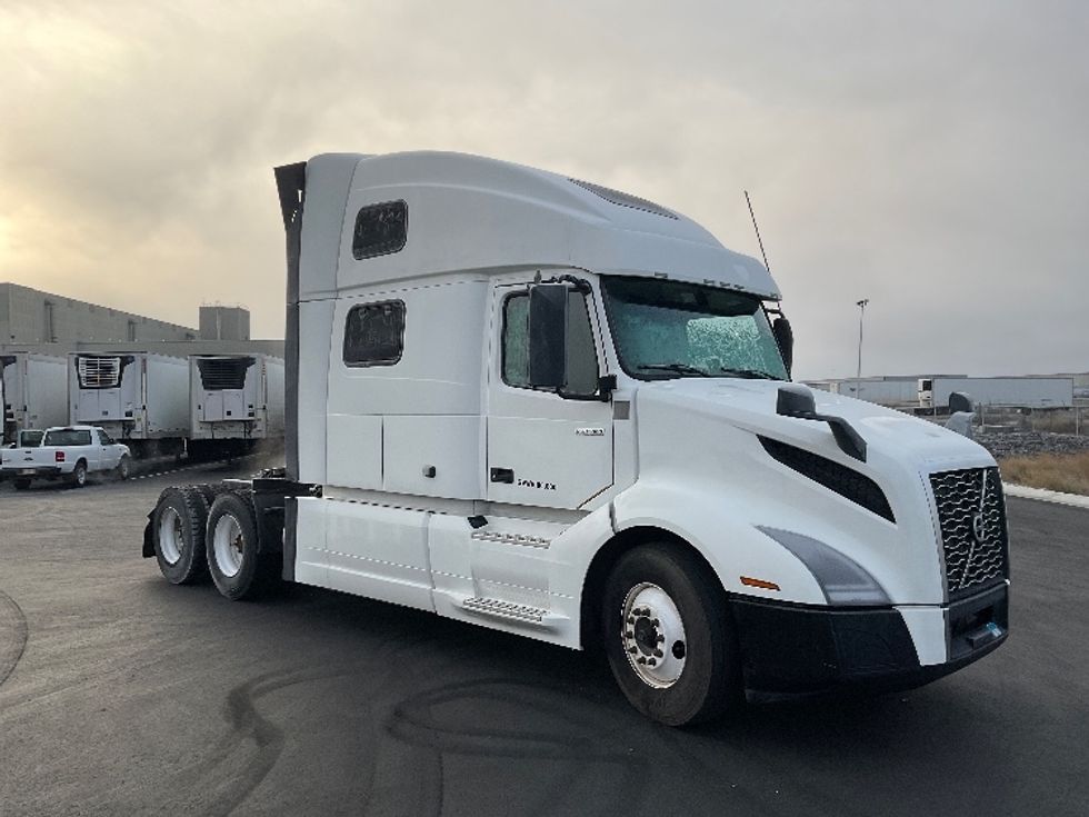 Sleeper Tractor-Heavy Duty Tractors-Volvo-2022-VNL64860-Pasco-WA-382,814\n\t\tmiles-$ 95,750 - Image 1