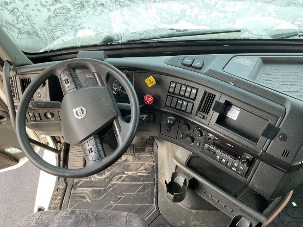 Sleeper Tractor-Heavy Duty Tractors-Volvo-2022-VNL64860-Pasco-WA-382,814\n\t\tmiles-$ 95,750 - Image 11