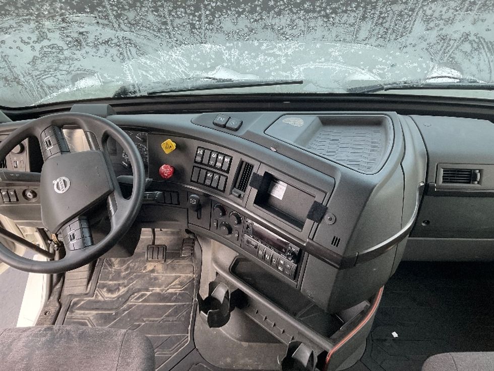 Sleeper Tractor-Heavy Duty Tractors-Volvo-2022-VNL64860-Pasco-WA-382,814\n\t\tmiles-$ 95,750 - Image 12