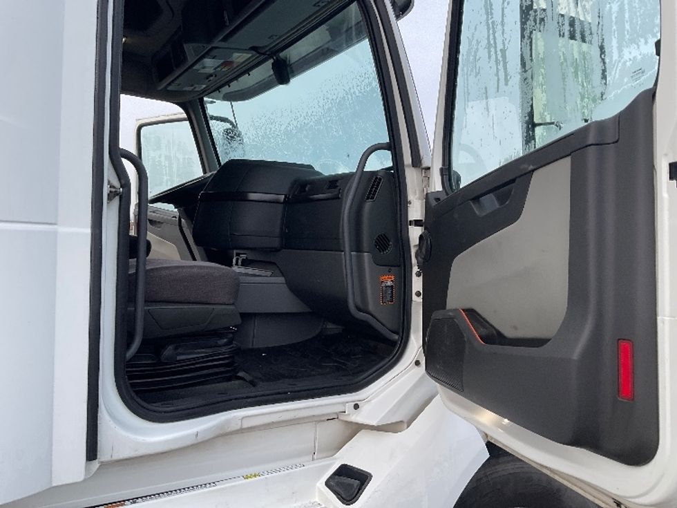 Sleeper Tractor-Heavy Duty Tractors-Volvo-2022-VNL64860-Pasco-WA-382,814\n\t\tmiles-$ 95,750 - Image 13